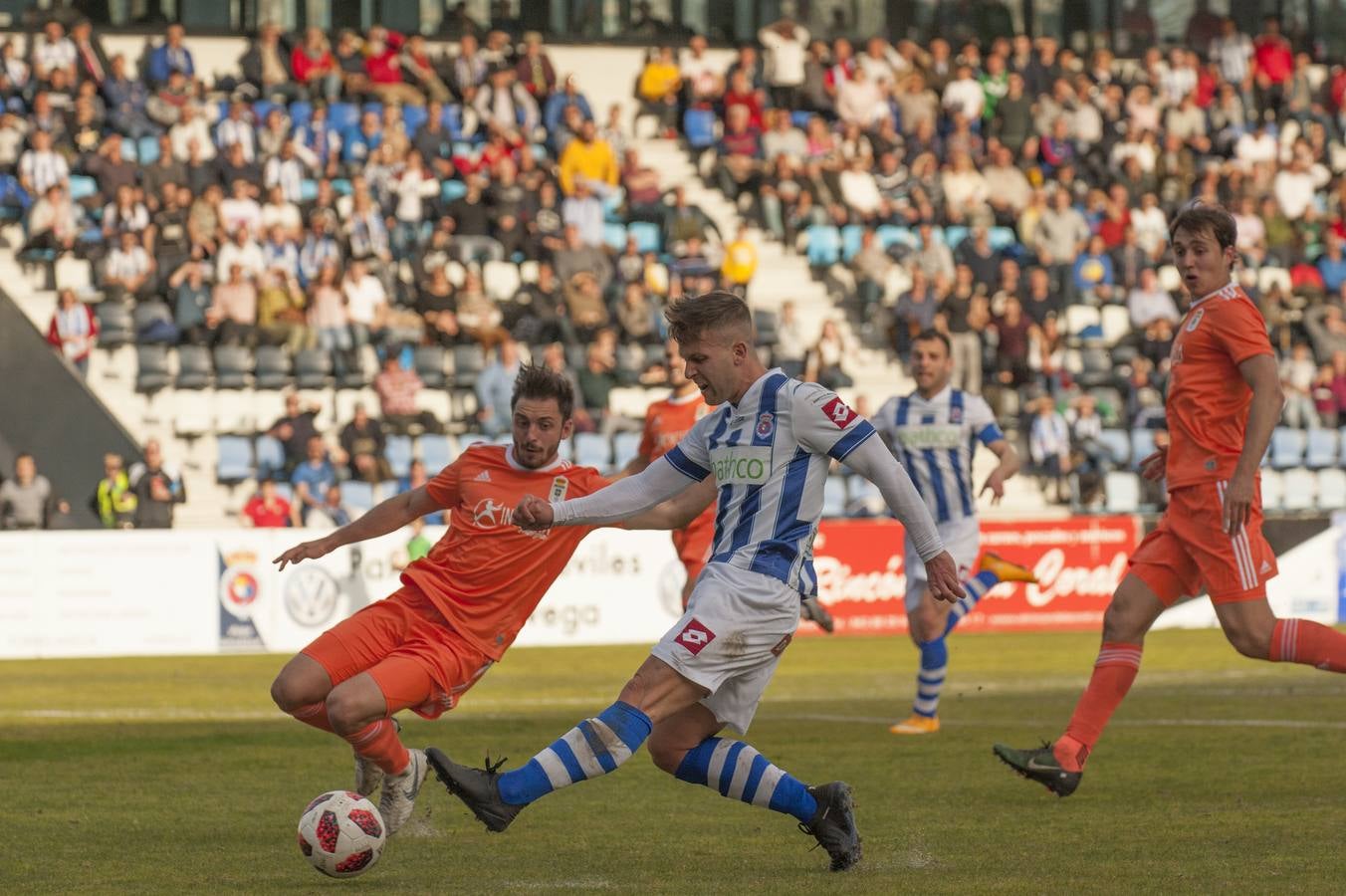 Los blanquiazules consiguen remontar en el último momento y consiguen una victoria que les permite seguir soñando con la permanencia.