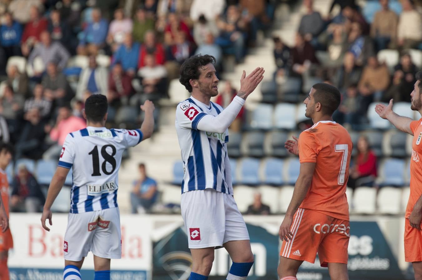 Los blanquiazules consiguen remontar en el último momento y consiguen una victoria que les permite seguir soñando con la permanencia.