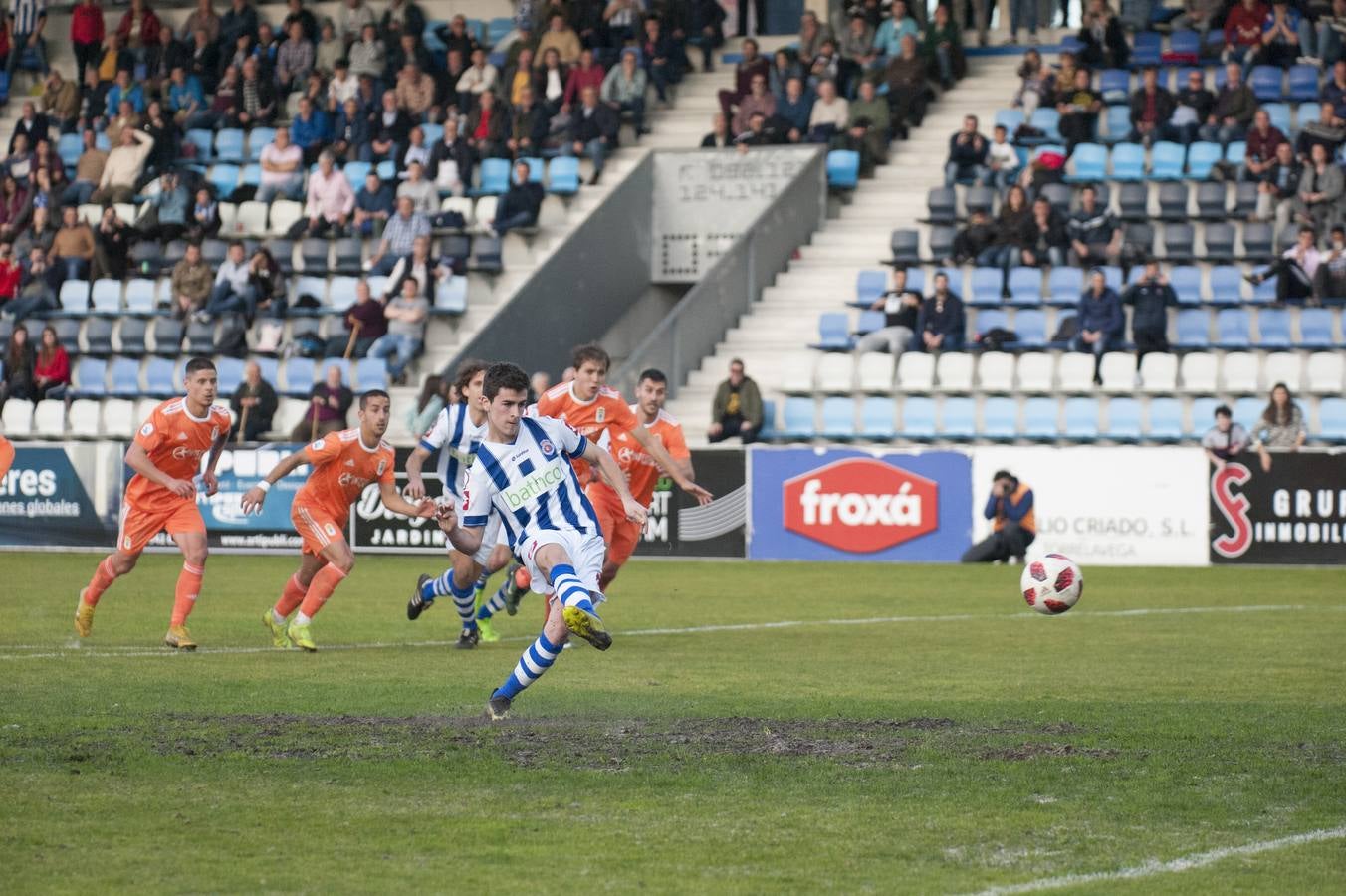 Los blanquiazules consiguen remontar en el último momento y consiguen una victoria que les permite seguir soñando con la permanencia.