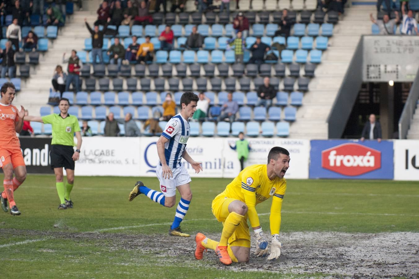 Los blanquiazules consiguen remontar en el último momento y consiguen una victoria que les permite seguir soñando con la permanencia.