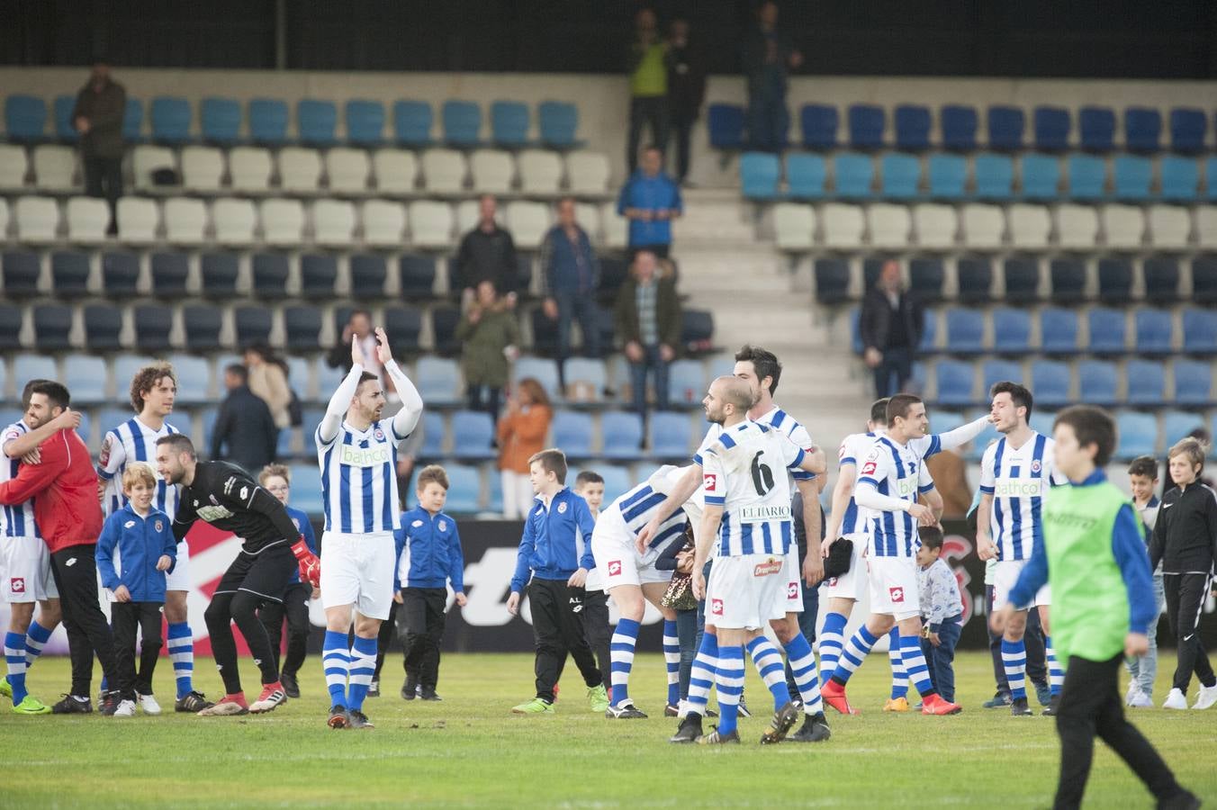 Los blanquiazules consiguen remontar en el último momento y consiguen una victoria que les permite seguir soñando con la permanencia.