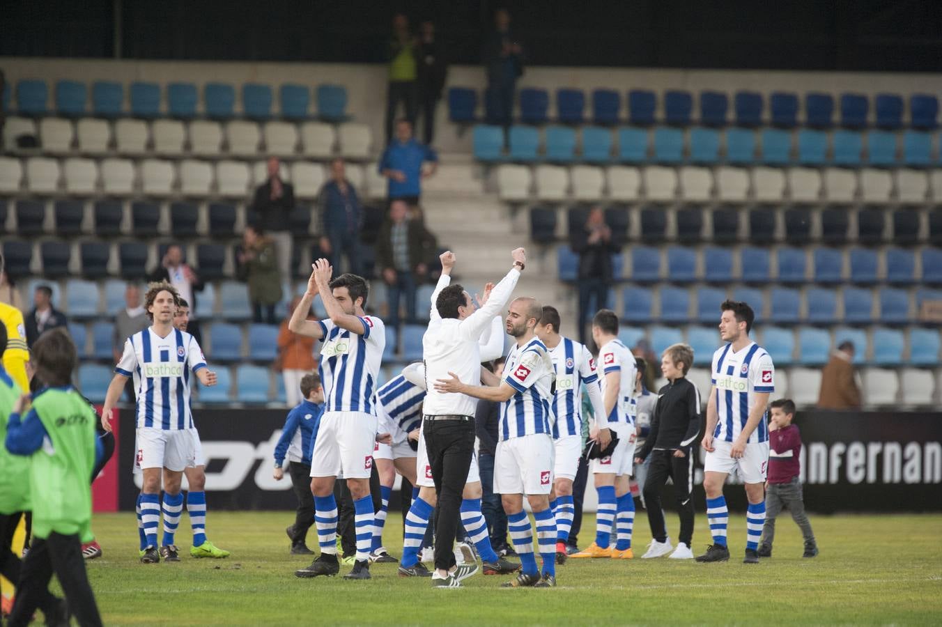 Los blanquiazules consiguen remontar en el último momento y consiguen una victoria que les permite seguir soñando con la permanencia.