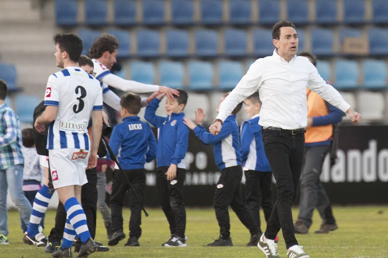 Los blanquiazules consiguen remontar en el último momento y consiguen una victoria que les permite seguir soñando con la permanencia.