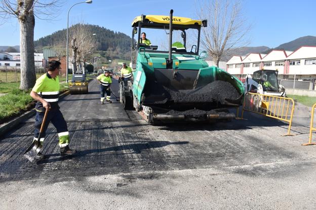 El plan de asfaltado ha comenzado en las calles en peor estado, una de ellas en el polígono industrial de Barros.