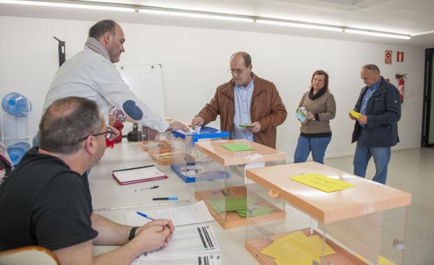 Los militantes socialistas votaron en el salón de actos del CIMA. 