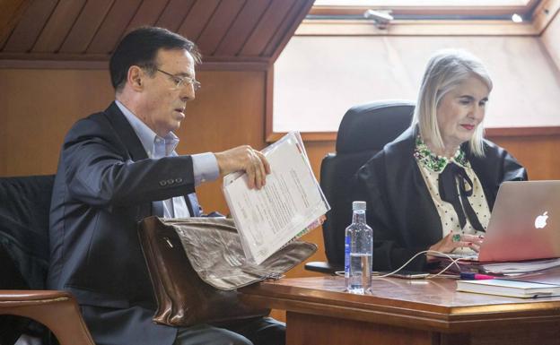 Higuera sentado junto a su abogada durante el juicio en la Audiencia 