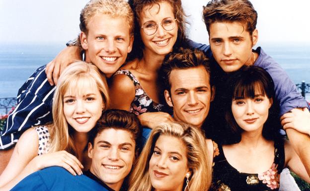 Un joven Luke Perry junto al resto del elenco de 'Sensación de vivir'.