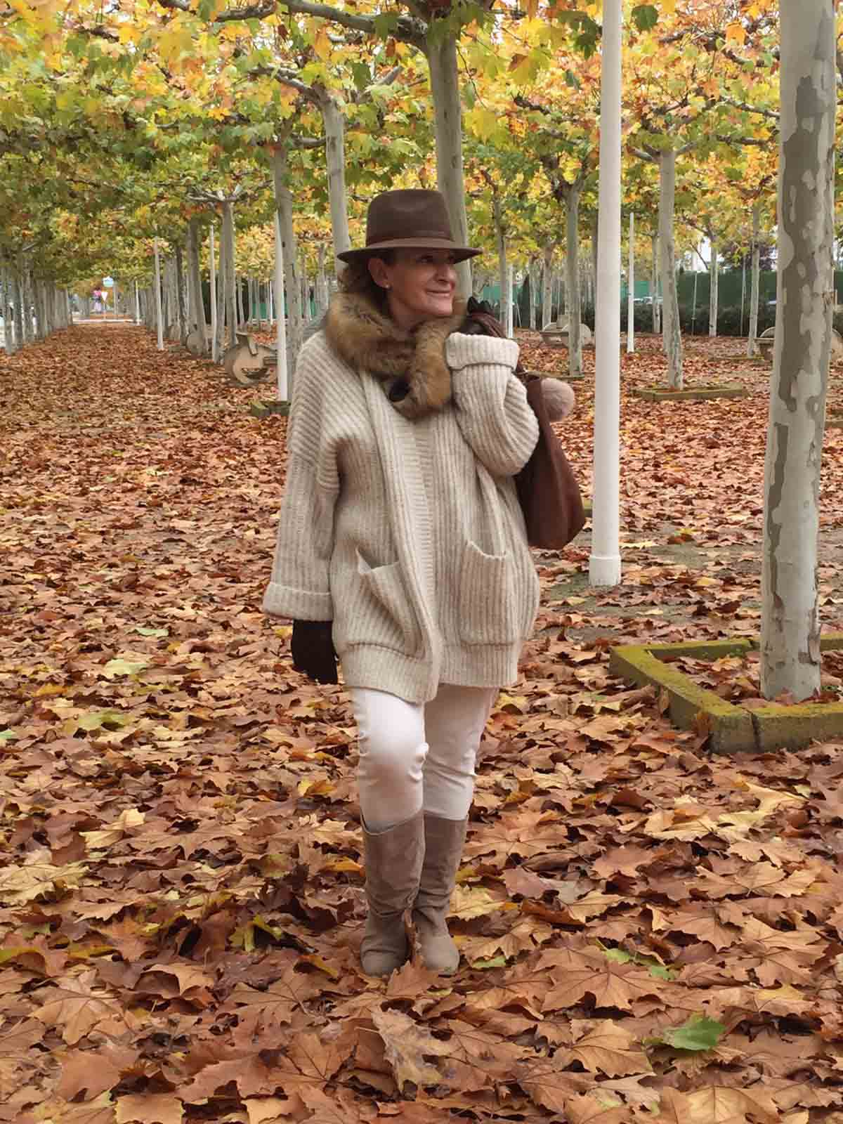 Lola Coronel (@lolacoronelzapata). 62 años.Ciudad Real. Maestra jubilada. Creadora del grupo 'Power Woman Style'. «En un principio lo creé por pura necesidad, no tenía ni idea de cómo funcionaba este medio y necesitaba compartir con otras mujeres mi experiencia. A partir de ahí me puse en contacté con perfiles de mujeres a los que seguía o me gustaban y la gran mayoría dijo que se querían unir a este proyecto», asegura. «Cansada de referentes jóvenes en el mundo de la moda, decidí coquetear y tener una aventura con la moda tras mi jubilación, y demostrar que, a mi edad, a nuestra edad, también nos apasiona la moda».