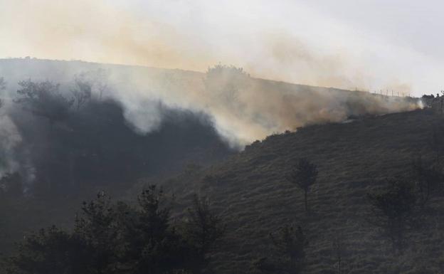 Imagen principal - Imágenes del incendio en el Monte Dobra.