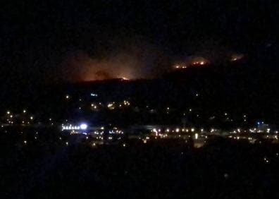 Imagen secundaria 1 - Imágenes del incendio en el Monte Dobra.