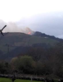 Imagen secundaria 2 - Imágenes del incendio en el Monte Dobra.