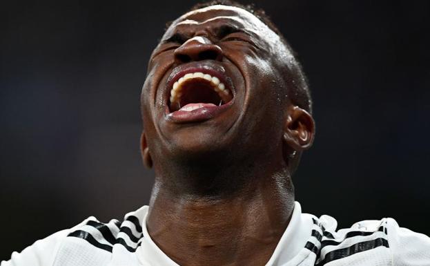 Vinicius llora desconsolado tras romperse ante el Ajax. 