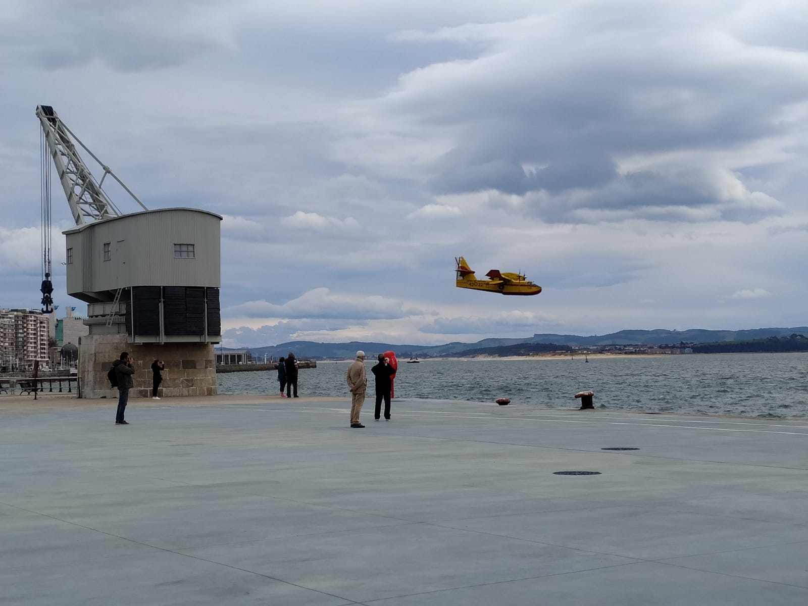 Fotos: Problemas para los helicópteros y los hidroaviones por el fuerte viento