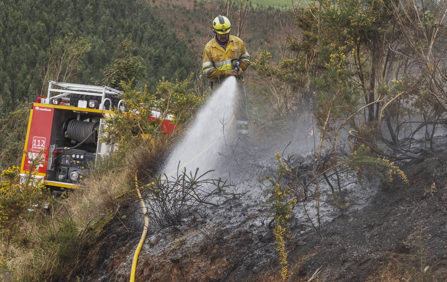 Imágenes de los incendios forestales registrados desde el martes por la tarde hasta este miércoles por la mañana en el Monte Dobra y en las zonas de San Roque de Riomiera, San Sebastián de Garabandal, Penagos, Toranzo, Vega de Pas y La Penilla de Cayón