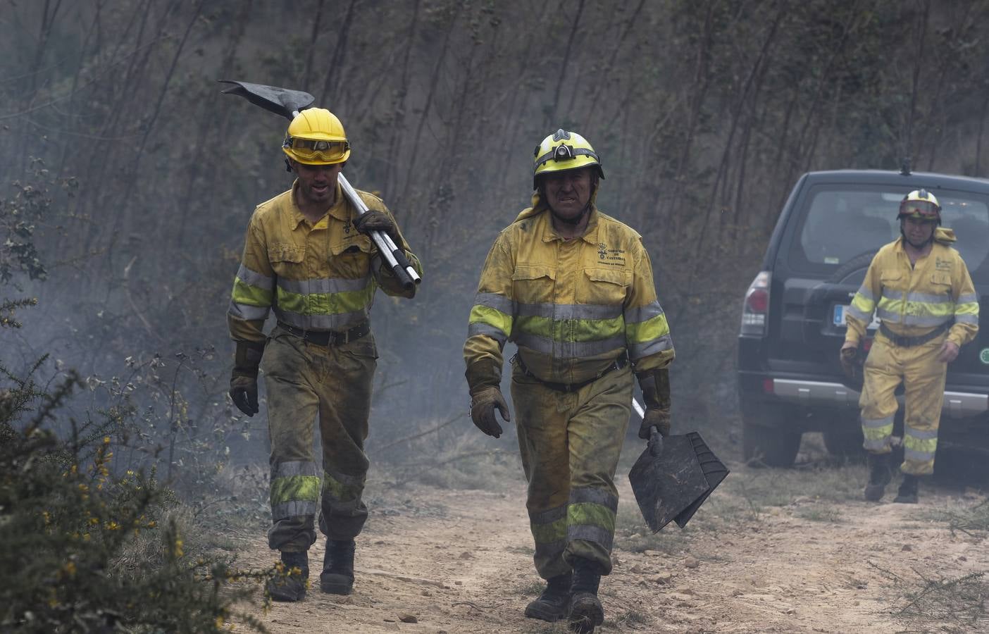 Imágenes de los incendios forestales registrados desde el martes por la tarde hasta este miércoles por la mañana en el Monte Dobra y en las zonas de San Roque de Riomiera, San Sebastián de Garabandal, Penagos, Toranzo, Vega de Pas y La Penilla de Cayón