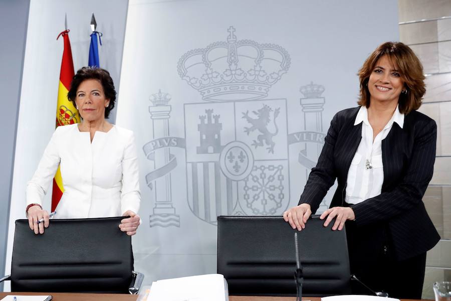 La ministra de Educación, Isabel Celaá, y la de Justicia, Dolores Delgado, tras el Consejo de Ministros del pasado 15 de febrero.