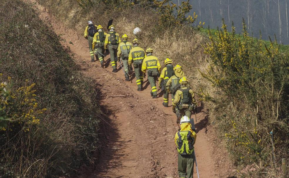 Una decena de componentes de la Brif asciende a uno de los focos que existían ayer por la mañana en el monte Dobra.