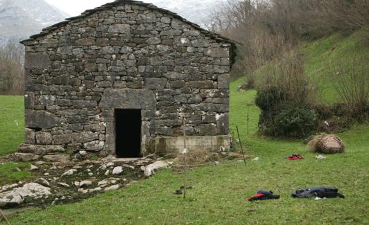 La cabaña, al día siguiente del crimen.