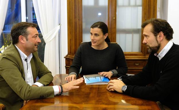 Alfredo Pérez, Gema Igual y Juan Domínguez, durante la reunión en el Consistorio.