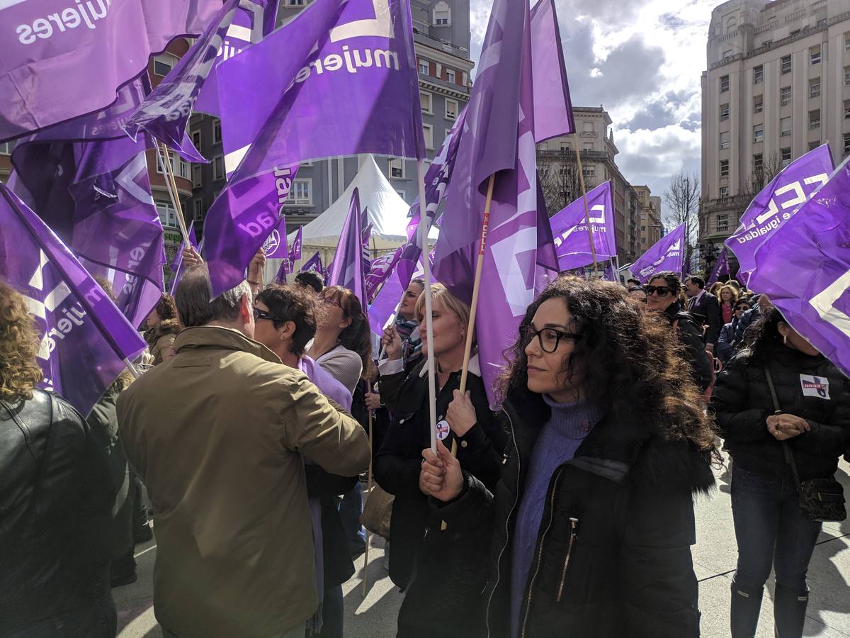 Concentración organizada por los sindicatos en la plaza del Ayuntamiento de Santander.