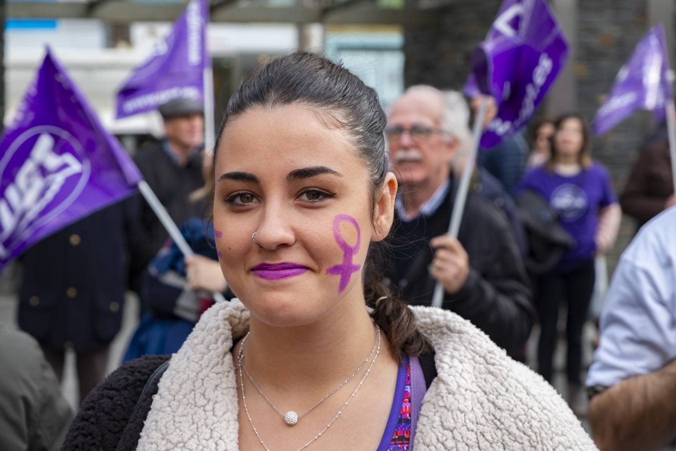 Concentración organizada por los sindicatos en la plaza del Ayuntamiento de Santander.