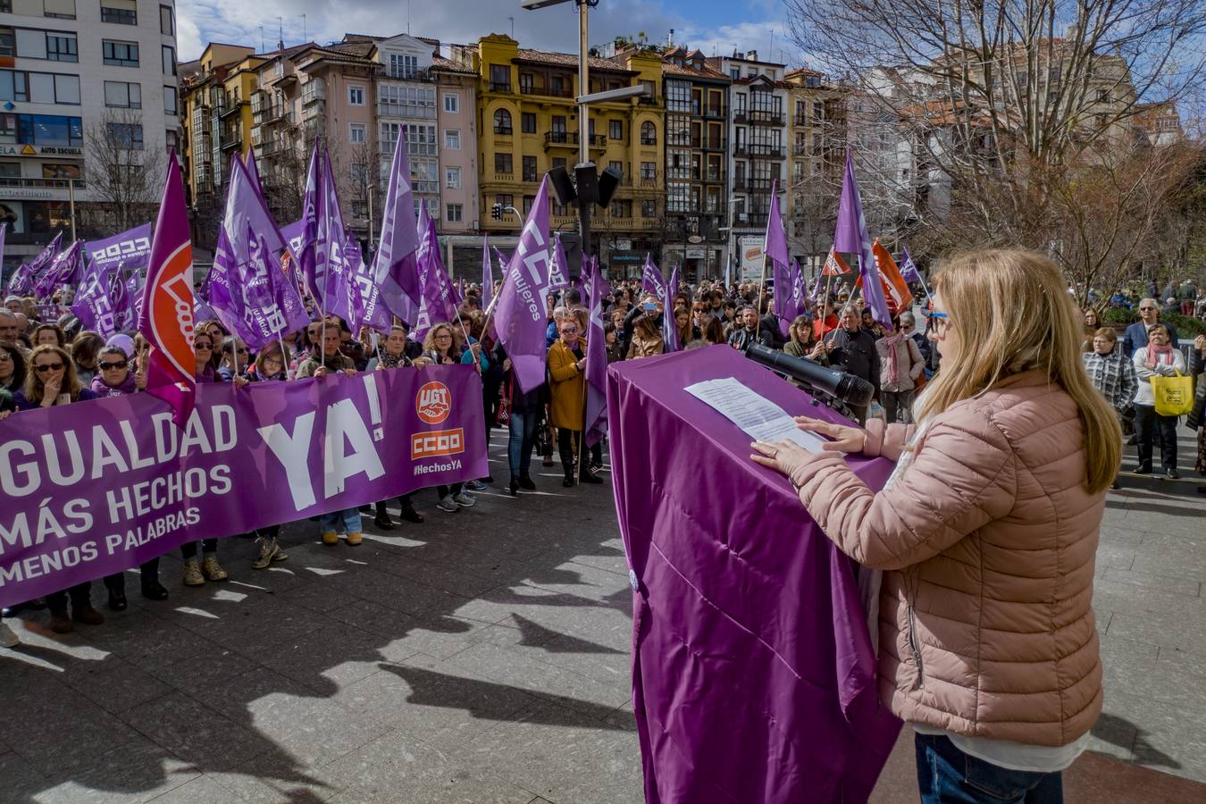 Concentración organizada por los sindicatos en la plaza del Ayuntamiento de Santander.