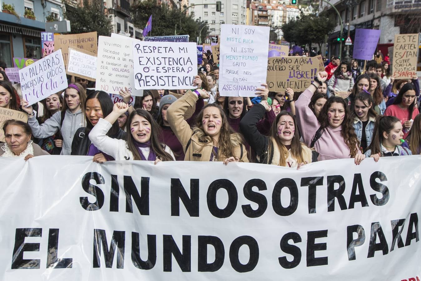 Pasacalles del 8 de marzo por las calles de Santander.