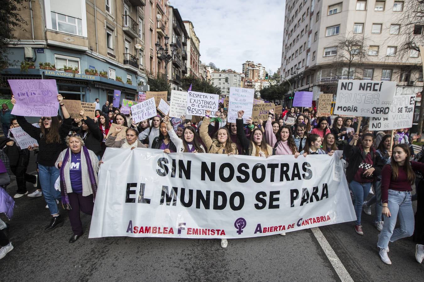 Pasacalles del 8 de marzo por las calles de Santander.