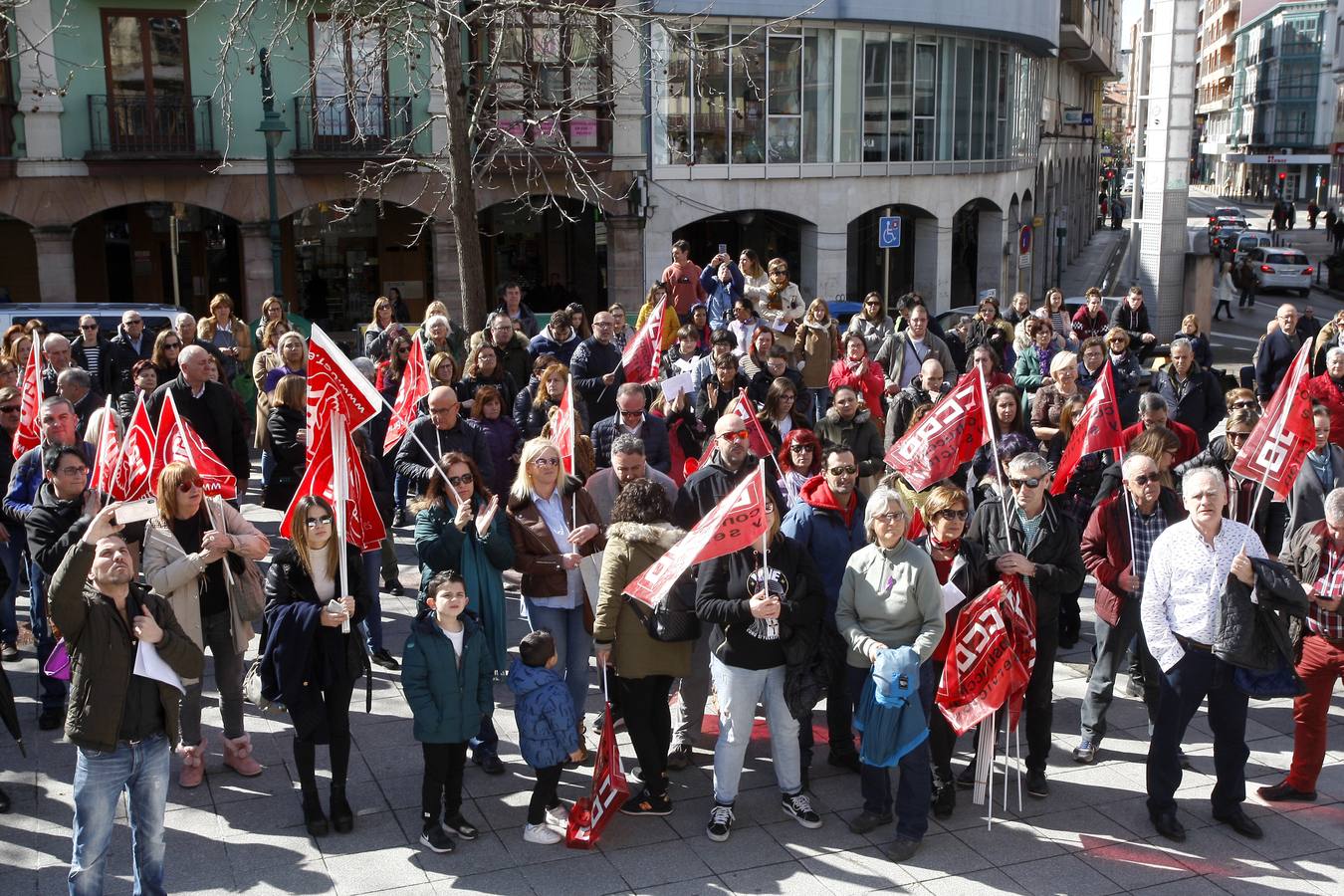 Concentración celebrada en la plaza del ayuntamiento de Torrelavega.