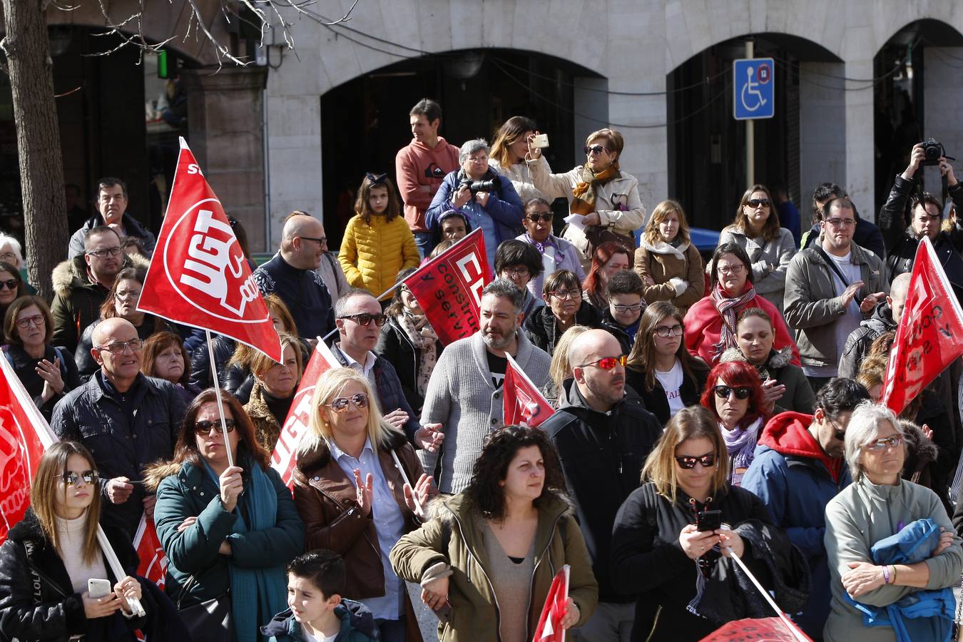 Concentración celebrada en la plaza del ayuntamiento de Torrelavega.