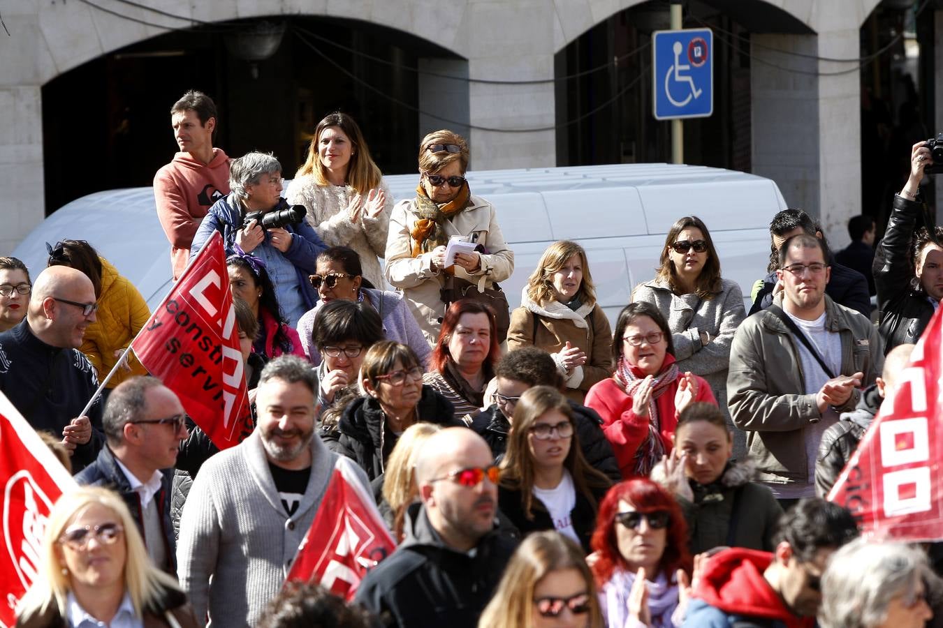 Concentración celebrada en la plaza del ayuntamiento de Torrelavega.