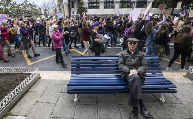 Las cántabras toman la calle y un 7% de los empleados públicos secunda la huelga