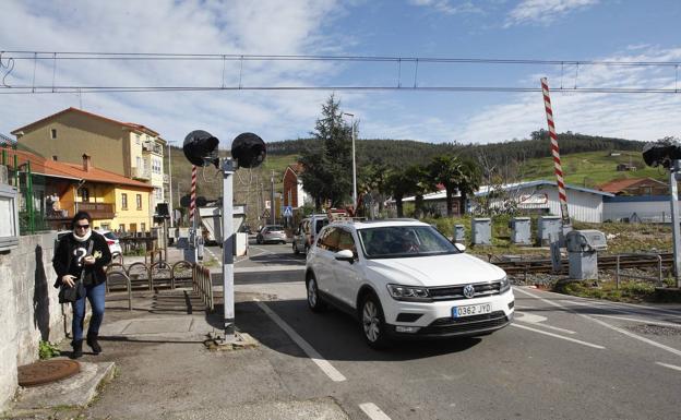 Imagen principal - Renedo, un pueblo roto por los pasos a nivel