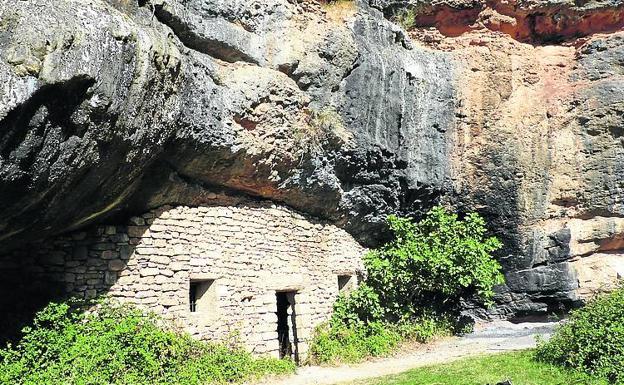 La ermita se encuentra incrustrada a la roca.