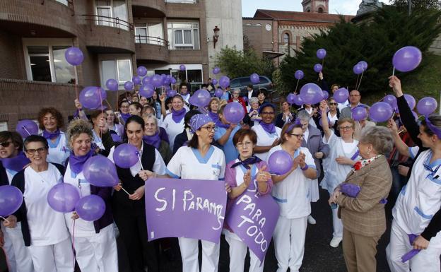 Imagen. Trabajadoras del asilo de Torrelavega.