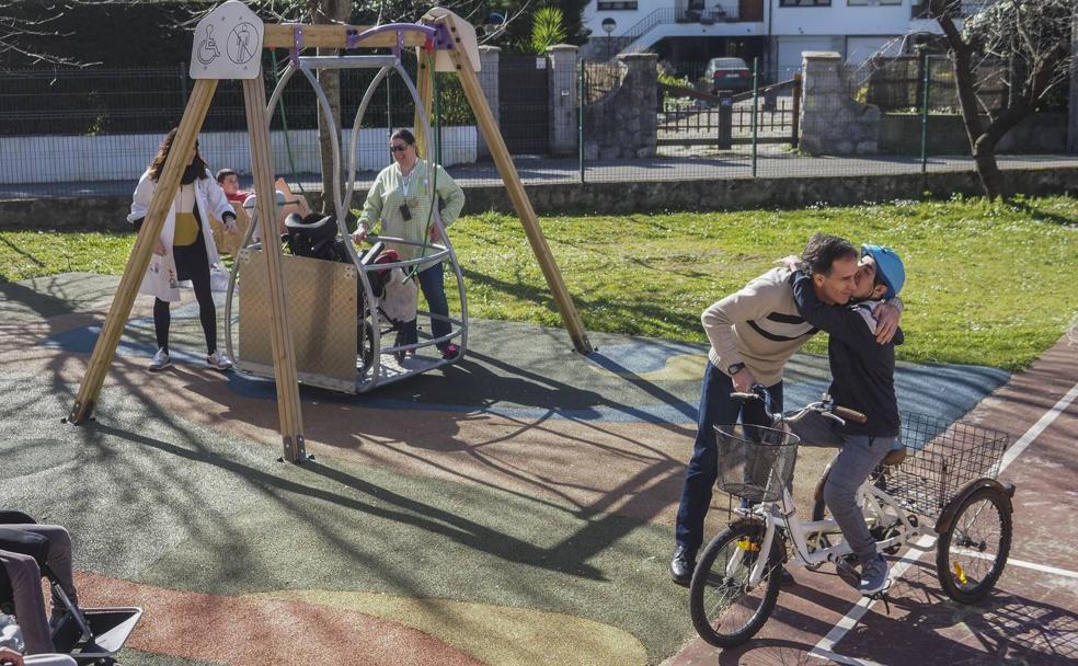 Los alumnos del Colegio Pintor Martín Sáez en la zona de juegos recién estrenada. 