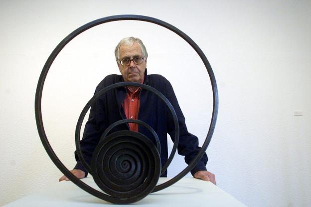 Martín Chirino, famoso por el uso del hierro forjado, expuso en la galería Robayera de Miengo en 2004.