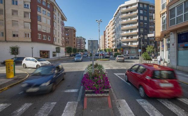 Imagen de la Avenida de Bilbao, arteria principal de Maliaño. 