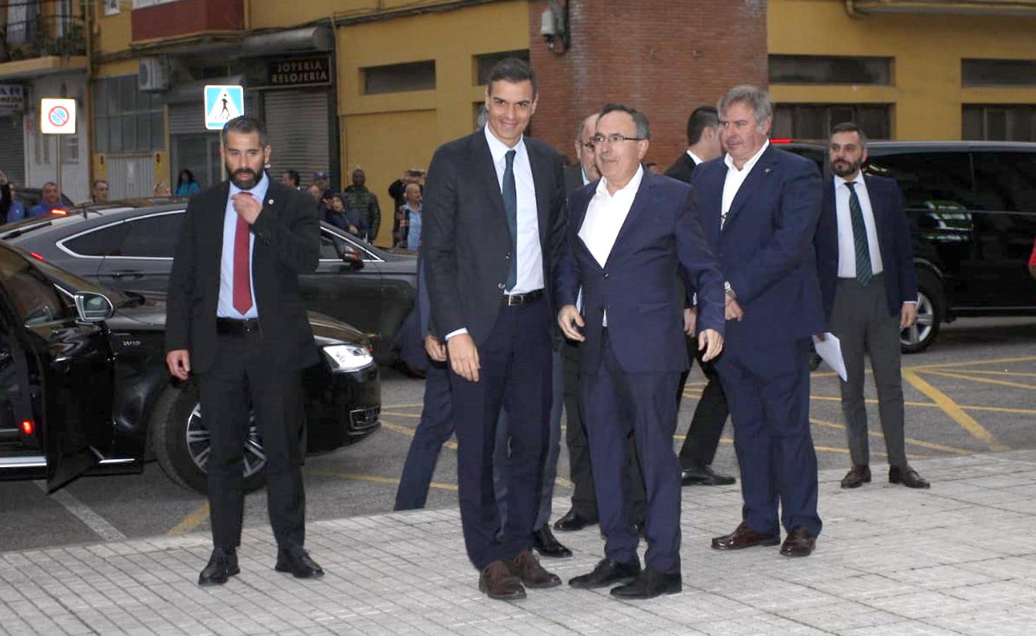 El Falcon del presidente del Gobierno ha aterrizado a las 16:30 en el aeropuerto Seve Ballesteros | Tras visitar la neocueva y las salas del museo, el líder socialista estará en el Mercado Nacional de Ganados de Torrelavega y mantendrá un encuentro con jóvenes en la bolera Severino Prieto 