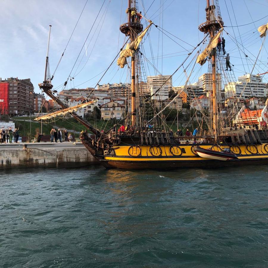 El 'Shtandart' ha fondeado en Santander procedente de La Rochelle. Visitar esta réplica de una fragata de la armada imperial rusa es como viajar en el tiempo, hasta los tiempos del zar Pedro el Grande (1672-1725).