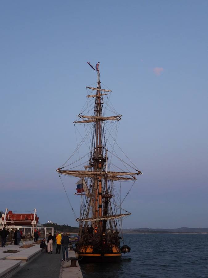 El 'Shtandart' ha fondeado en Santander procedente de La Rochelle. Visitar esta réplica de una fragata de la armada imperial rusa es como viajar en el tiempo, hasta los tiempos del zar Pedro el Grande (1672-1725).