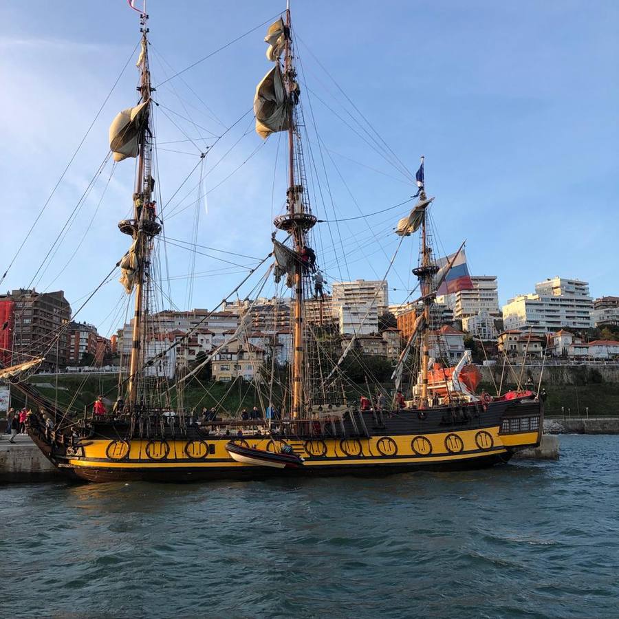 El 'Shtandart' ha fondeado en Santander procedente de La Rochelle. Visitar esta réplica de una fragata de la armada imperial rusa es como viajar en el tiempo, hasta los tiempos del zar Pedro el Grande (1672-1725).