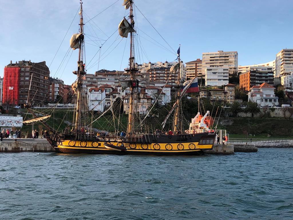 El 'Shtandart' ha fondeado en Santander procedente de La Rochelle. Visitar esta réplica de una fragata de la armada imperial rusa es como viajar en el tiempo, hasta los tiempos del zar Pedro el Grande (1672-1725).