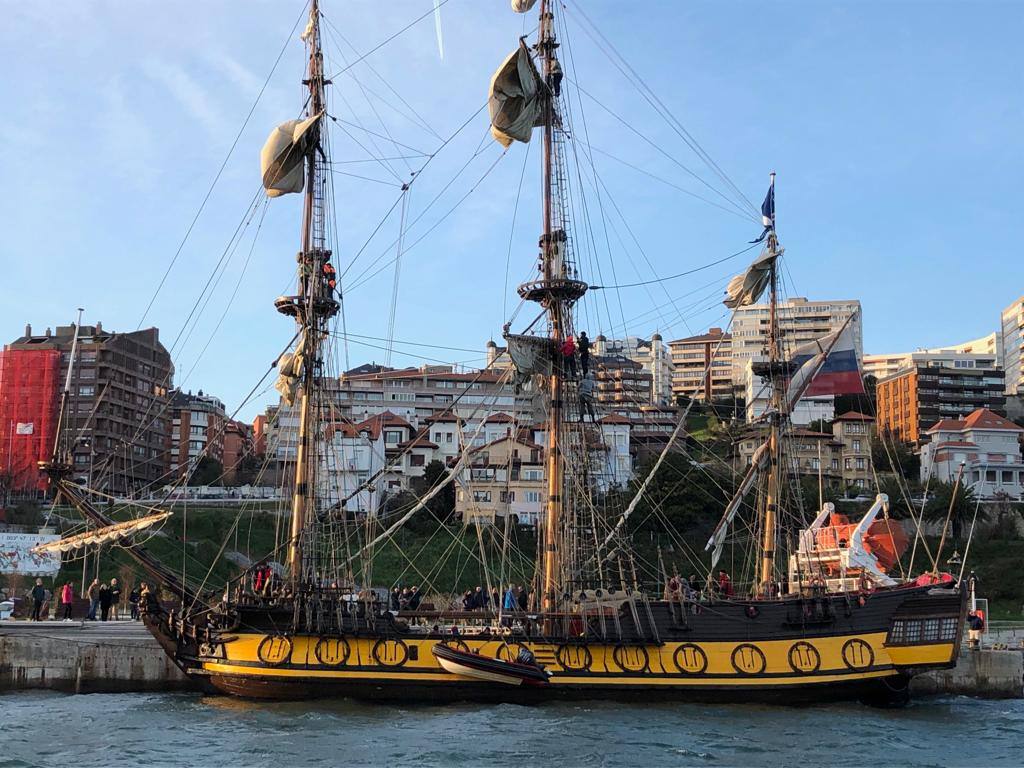 El 'Shtandart' ha fondeado en Santander procedente de La Rochelle. Visitar esta réplica de una fragata de la armada imperial rusa es como viajar en el tiempo, hasta los tiempos del zar Pedro el Grande (1672-1725).