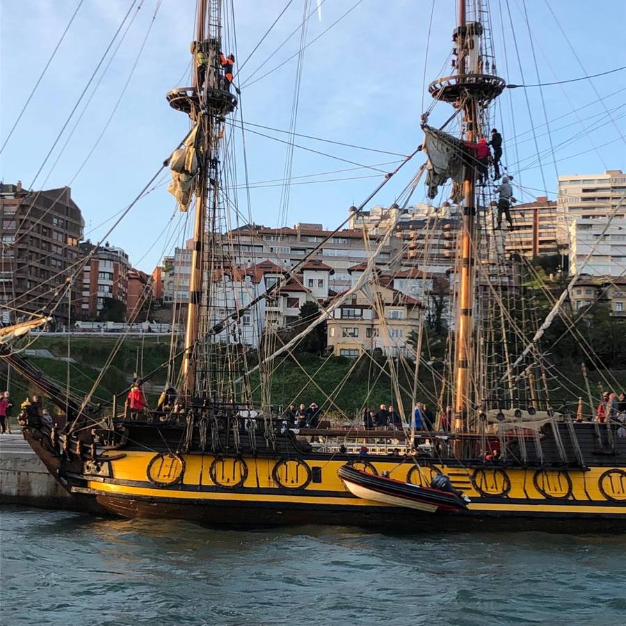 El 'Shtandart' ha fondeado en Santander procedente de La Rochelle. Visitar esta réplica de una fragata de la armada imperial rusa es como viajar en el tiempo, hasta los tiempos del zar Pedro el Grande (1672-1725).