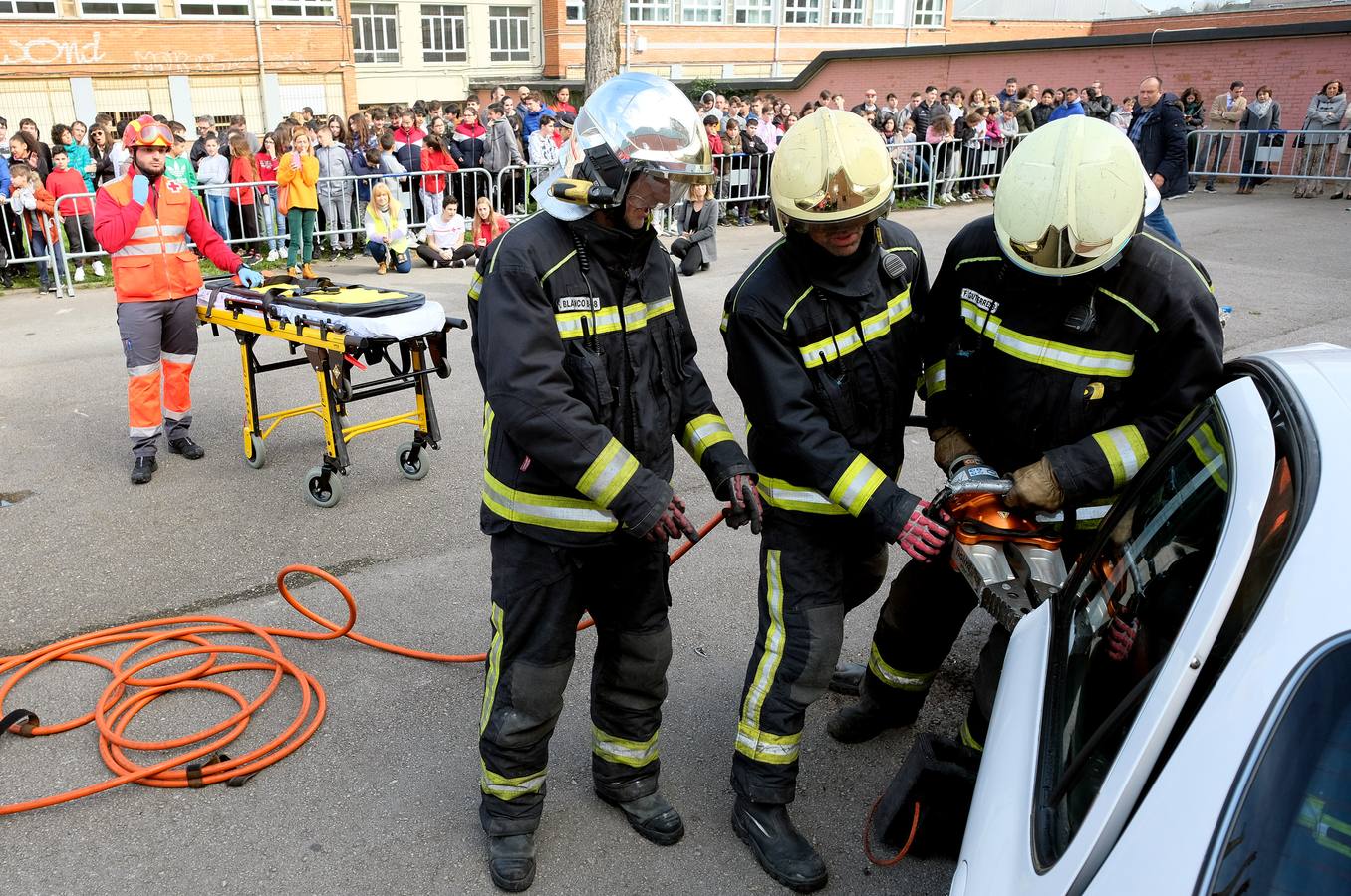 Fotos: Simulacro de accidente de tráfico en el instituto Augusto González de Linares