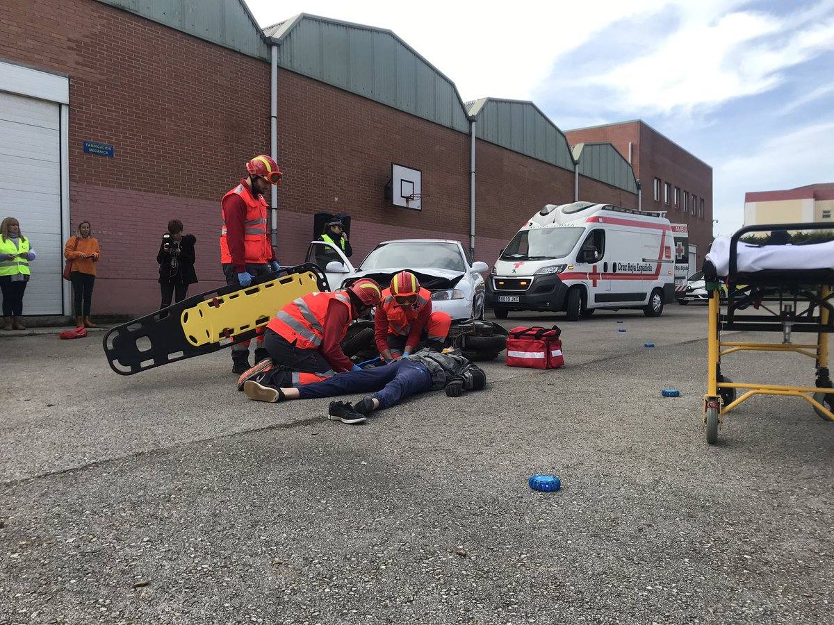 Fotos: Simulacro de accidente de tráfico en el instituto Augusto González de Linares