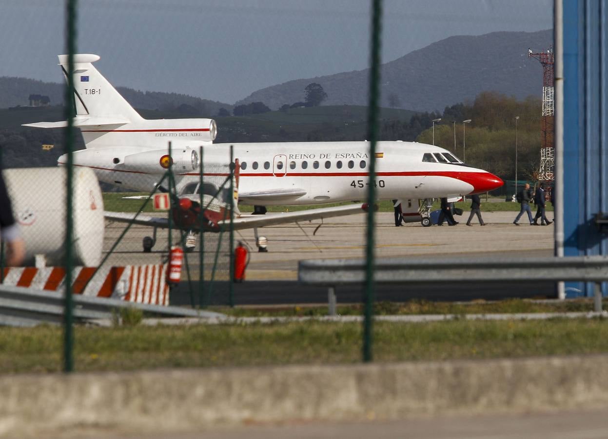 El Falcon del presidente del Gobierno ha aterrizado a las 16:30 en el aeropuerto Seve Ballesteros | Tras visitar la neocueva y las salas del museo, el líder socialista estará en el Mercado Nacional de Ganados de Torrelavega y mantendrá un encuentro con jóvenes en la bolera Severino Prieto 