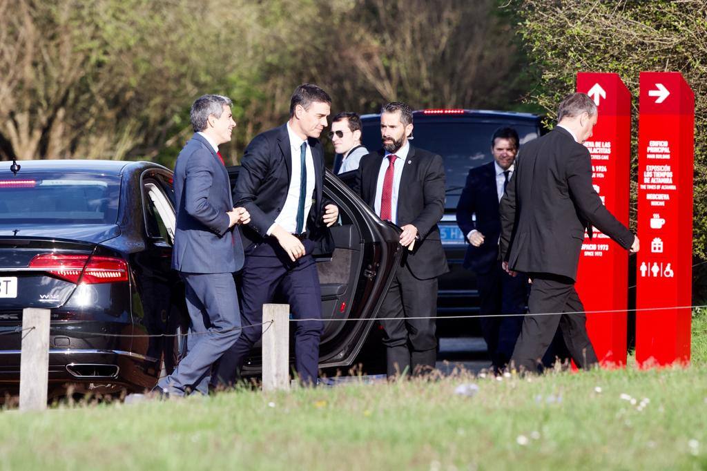 El Falcon del presidente del Gobierno ha aterrizado a las 16:30 en el aeropuerto Seve Ballesteros | Tras visitar la neocueva y las salas del museo, el líder socialista estará en el Mercado Nacional de Ganados de Torrelavega y mantendrá un encuentro con jóvenes en la bolera Severino Prieto 