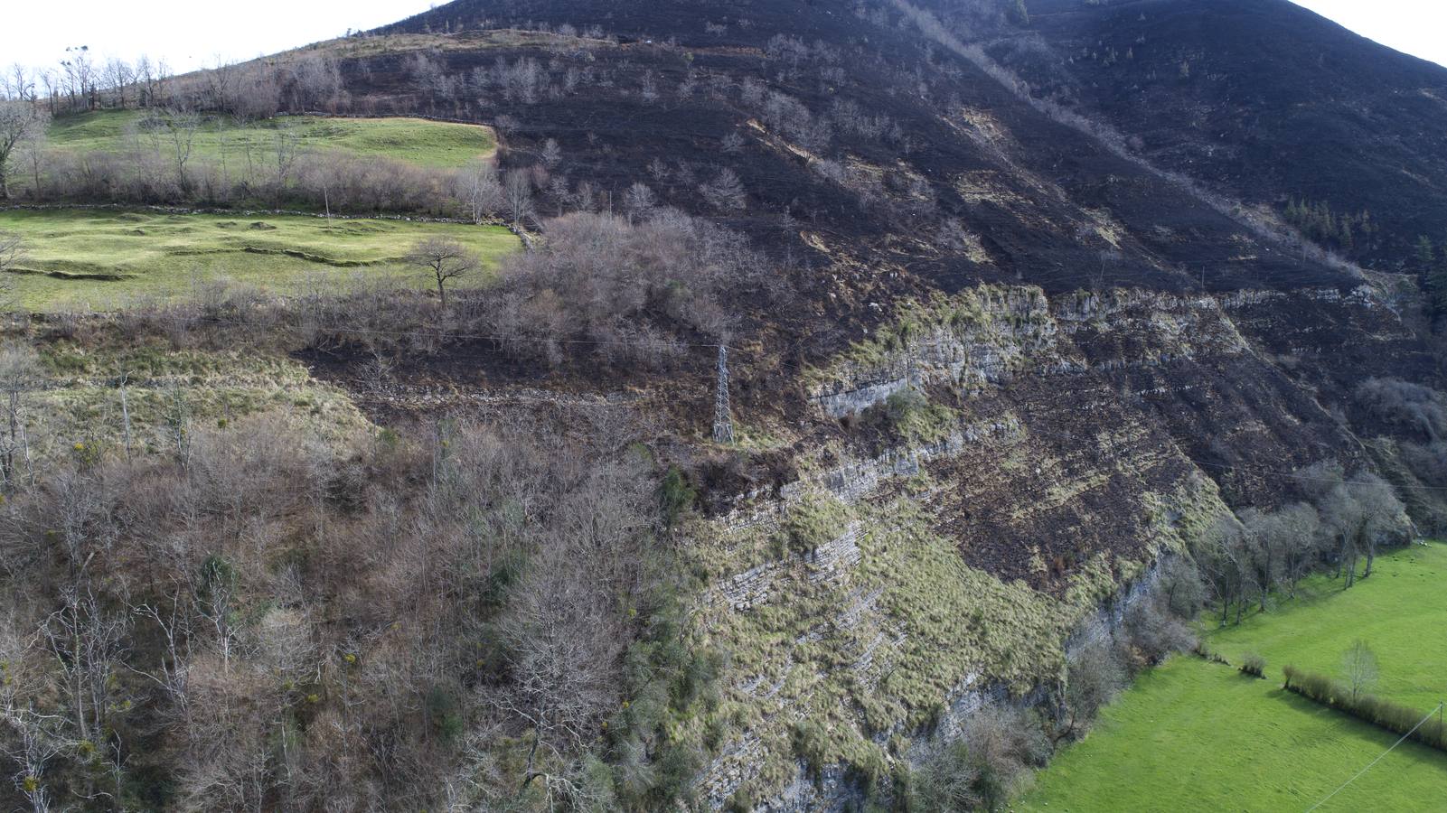 Aparece en Rionansa una gran grieta en una finca cercana a la carretera que puede acabar en argayo